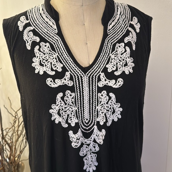 Grace Elements Midi Dress in black with white embroidery - Picture 2 of 5